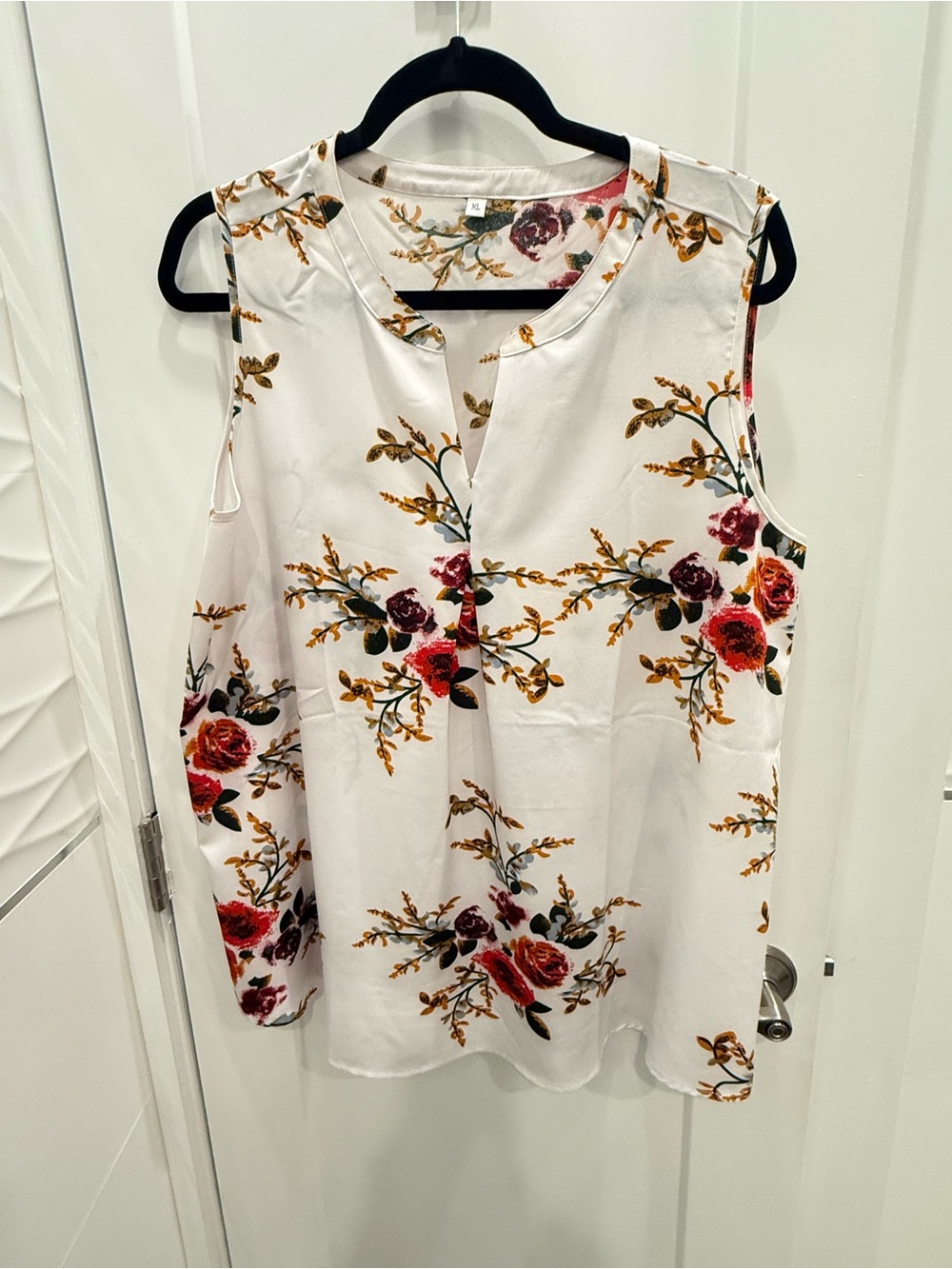 Sleeveless White Floral V-Neck Top - Casual Summer Blouse